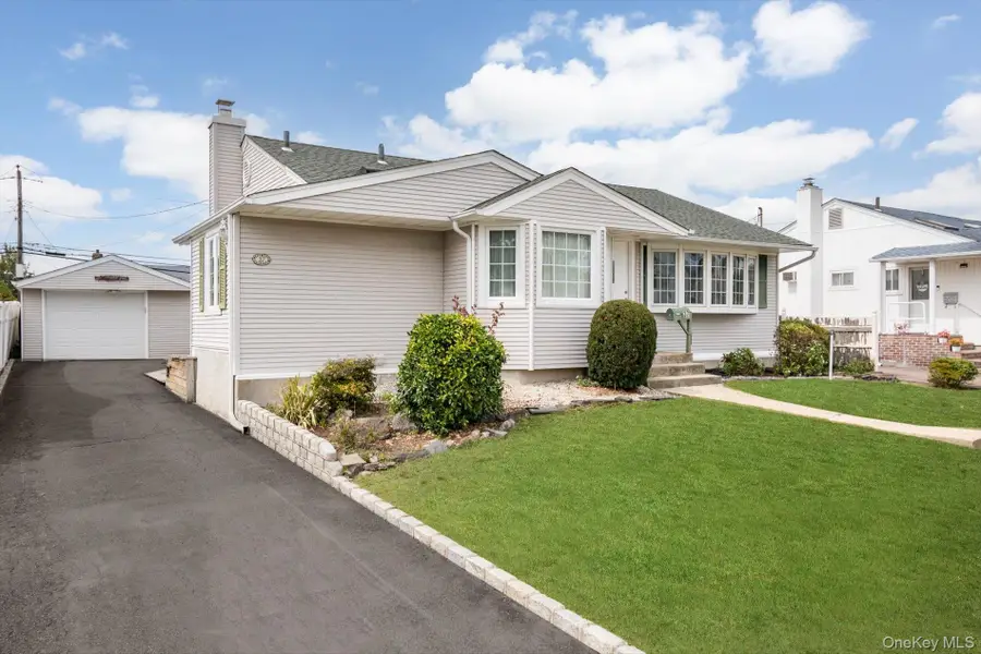 37 Hunter Lane, Hicksville, NY 11801 - Image #3