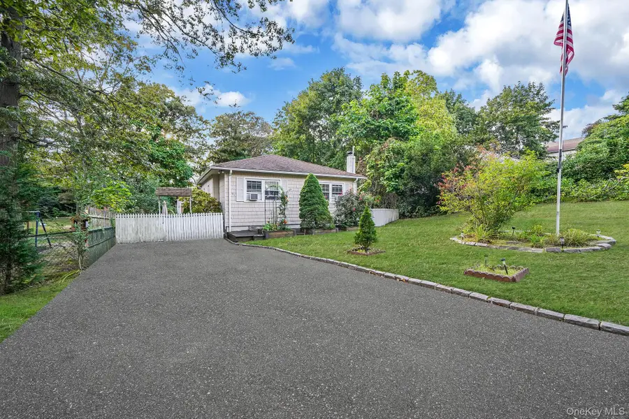 94 Berkshire Drive, Farmingville, NY 11738 - Image #2