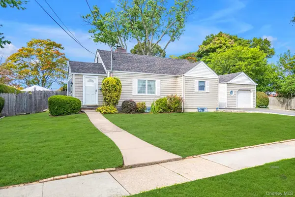 91 7th Street, Hicksville, NY 11801