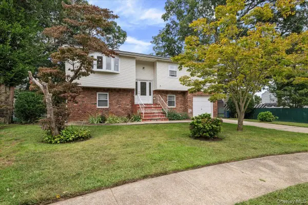 7 Bennett Court, Copiague, NY 11726