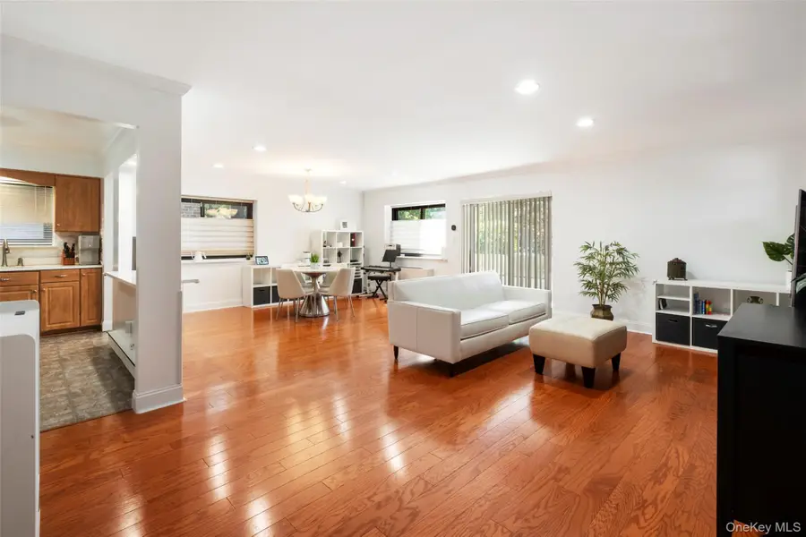 21 Canterbury Road #6, Great Neck, NY 11021 - Image #3