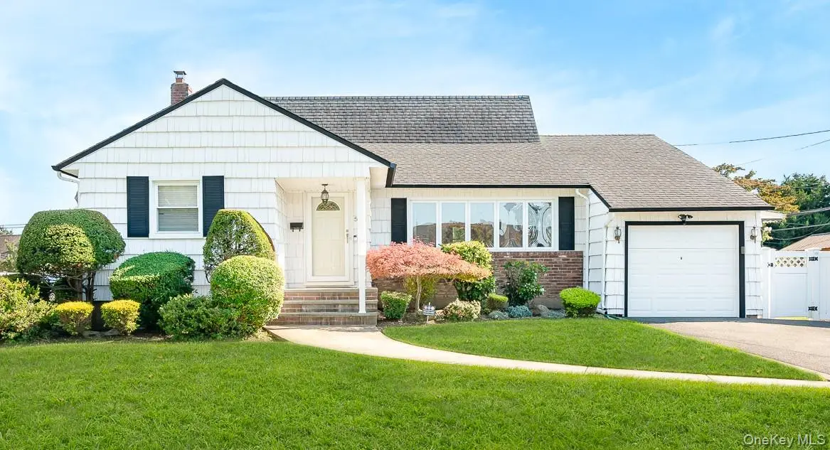 558 N Hawthorne Street, Massapequa, NY 11758 - Image #1