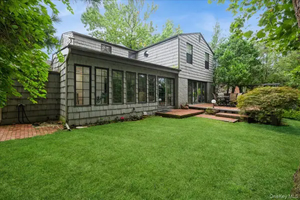 9 Circle Lane, East Hills, NY 11577