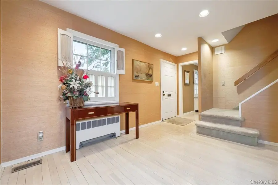 9 Circle Lane, East Hills, NY 11577 - Image #2