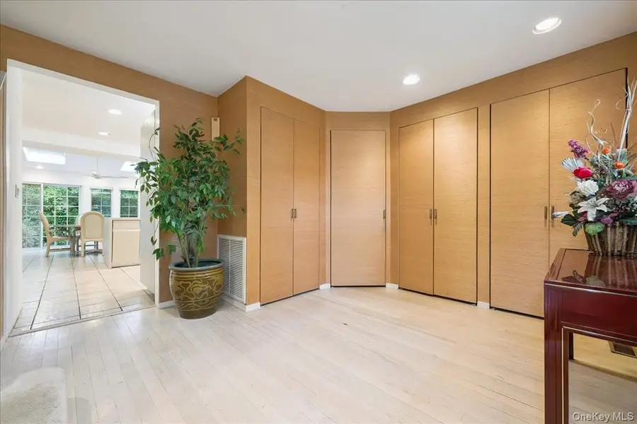 9 Circle Lane, East Hills, NY 11577 - Image #3