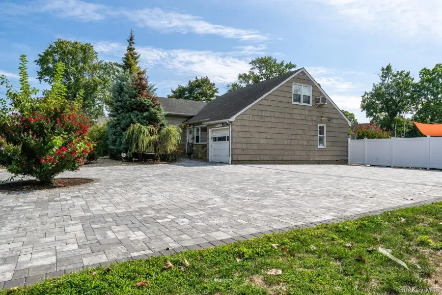 316 Scranton Avenue, Lynbrook, NY 11563 - Image #3