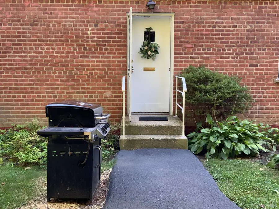 125 N Washington Avenue #10, Hartsdale, NY 10530 - Image #2