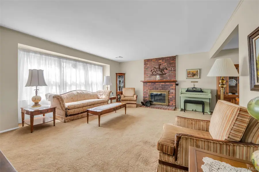 21 Farragut Road, Old Bethpage, NY 11804 - Image #3