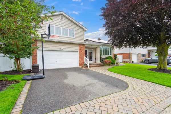 11 Robin Lane, Plainview, NY 11803