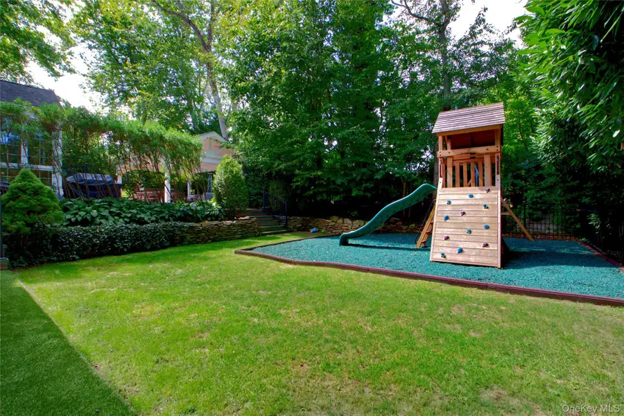 39 Squirrel Hill Road, East Hills, NY 11577 - Image #3