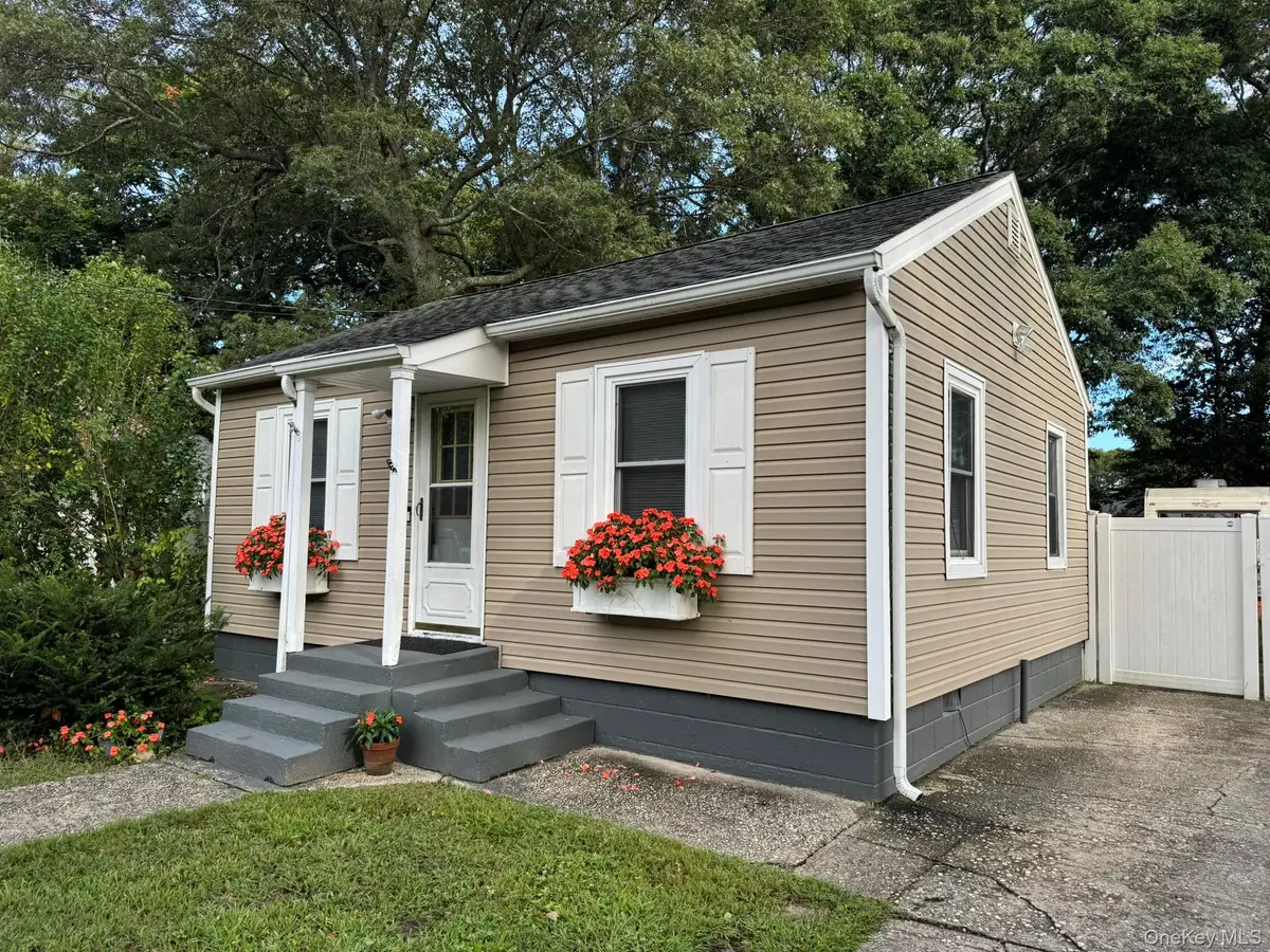 5457 Expressway Drive N, Holtsville, NY 11742 - Image #1