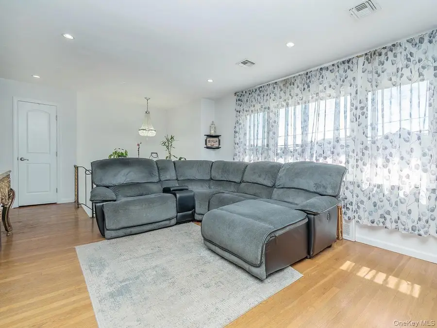 53 Maple Street, Roslyn Heights, NY 11577 - Image #3