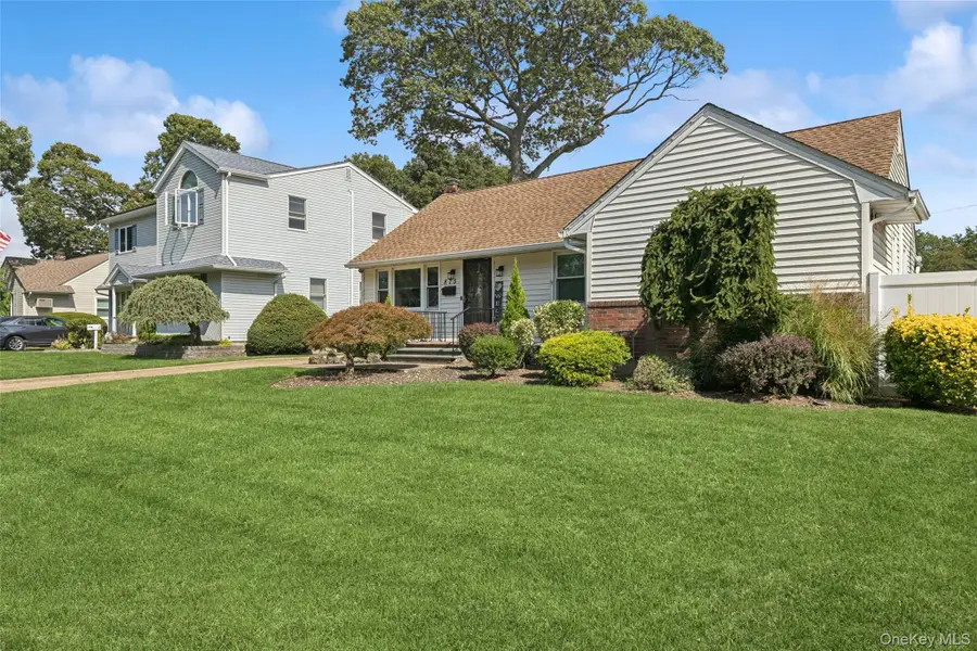 875 Woodside Drive, Wantagh, NY 11793 - Image #3