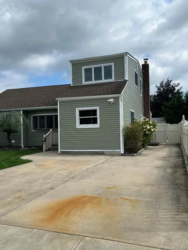 27 Taca Boulevard, Deer Park, NY 11729