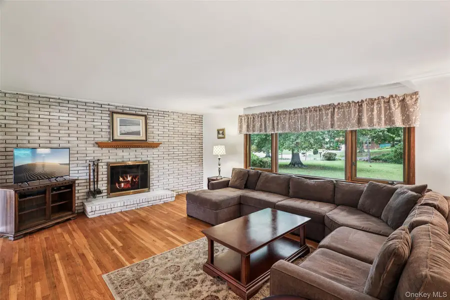 4 Club Court, Huntington, NY 11743 - Image #3