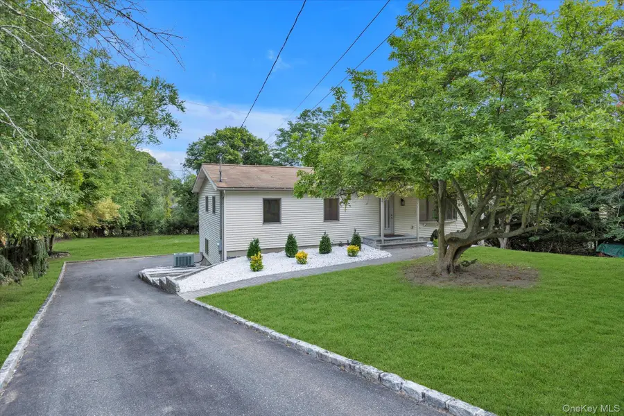 385 Salem Court, Hauppauge, NY 11788 - Image #2