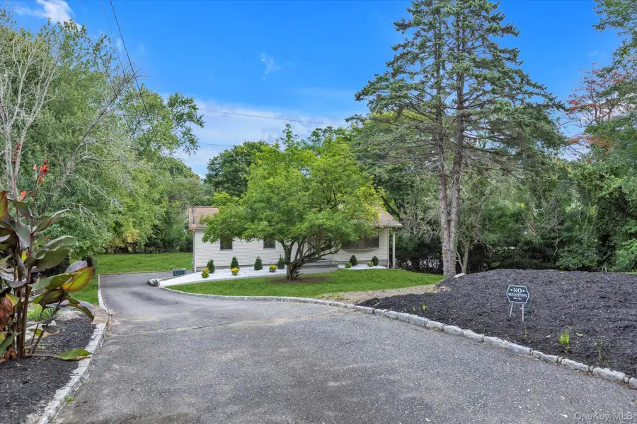 385 Salem Court, Hauppauge, NY 11788 - Image #3