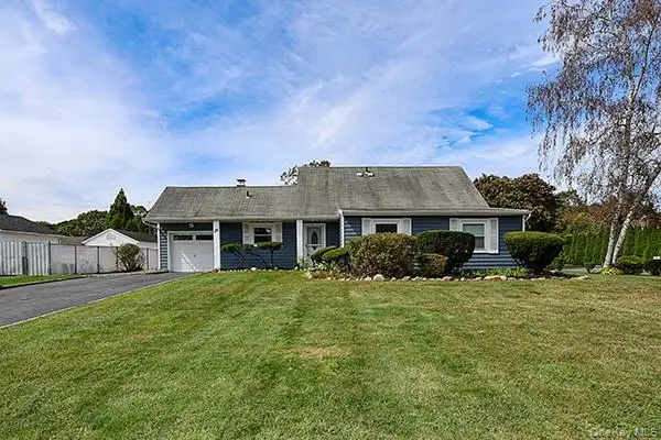 36 Torrey Pine Lane, Medford, NY 11763 - Image #2