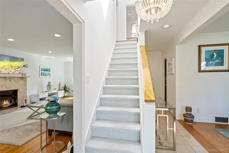 6 Overhill Lane, Roslyn, NY 11576 - Image #3