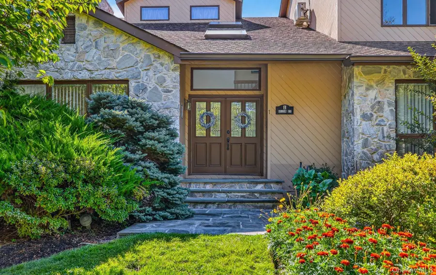 1 Ellen Court, Glen Cove, NY 11542 - Image #2