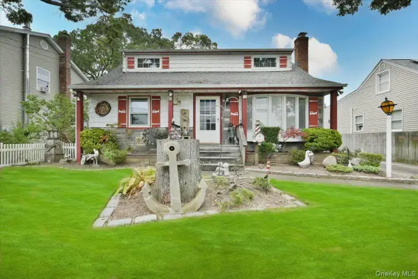 366 W Gates Avenue, Lindenhurst, NY 11757