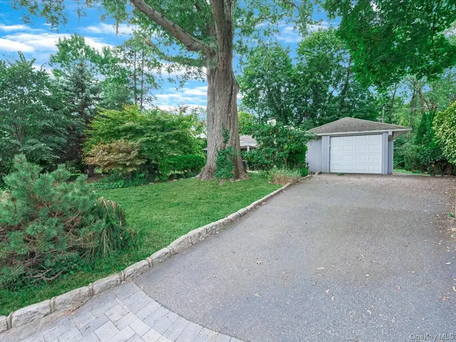 19 Ridge Drive E, Roslyn, NY 11576 - Image #2