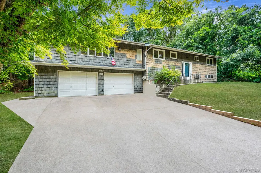 56 Mcarthur Lane, Smithtown, NY 11787 - Image #2