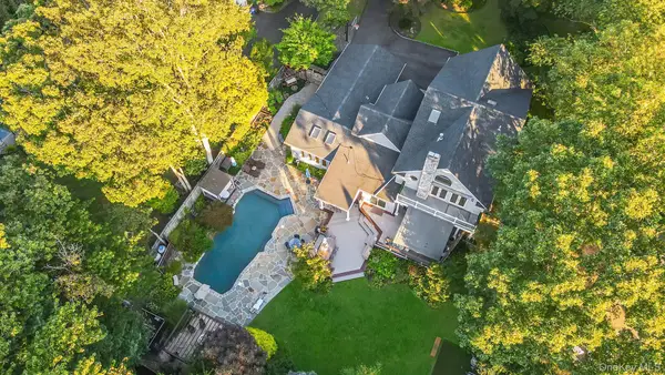 84 Mcculloch Drive, Dix Hills, NY 11746