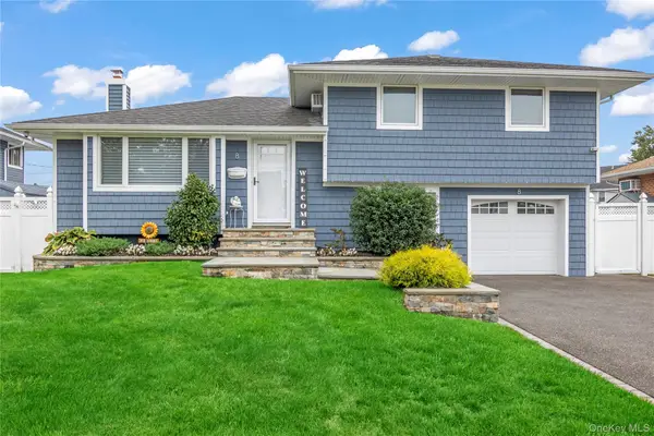 8 Gates Avenue, Plainview, NY 11803