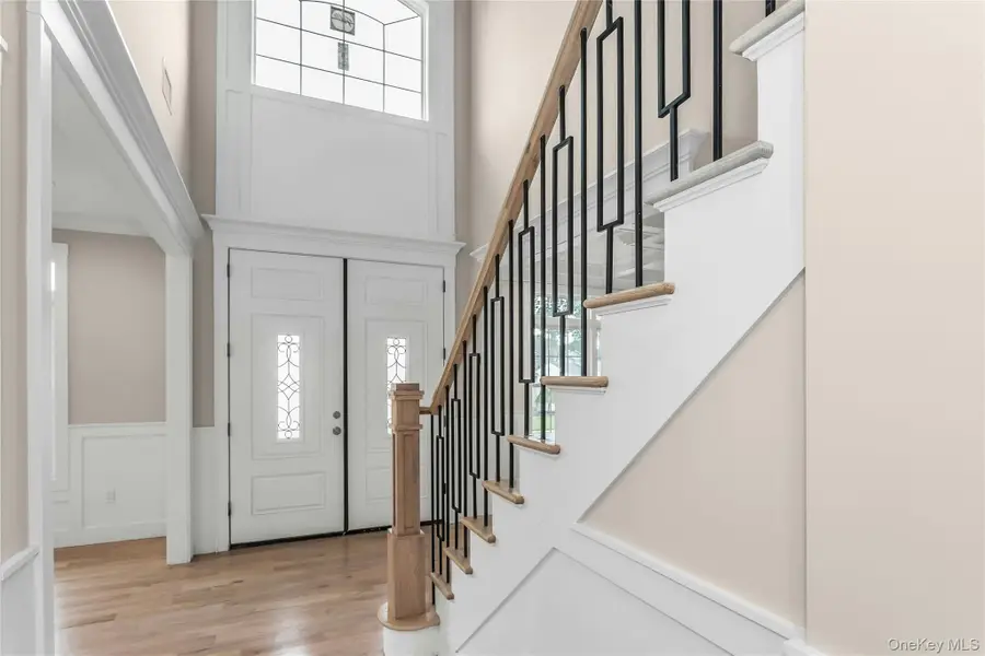 8 Sebree Place, Plainview, NY 11803 - Image #3