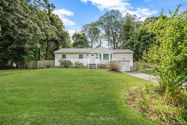 121 Foxdale Lane, Port Jefferson, NY 11777