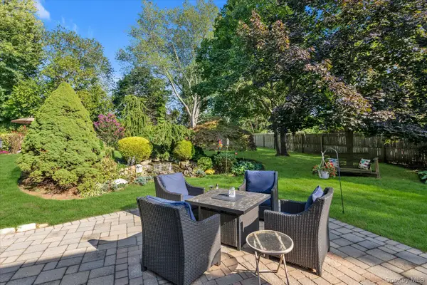 84 Lake Road, Greenlawn, NY 11740