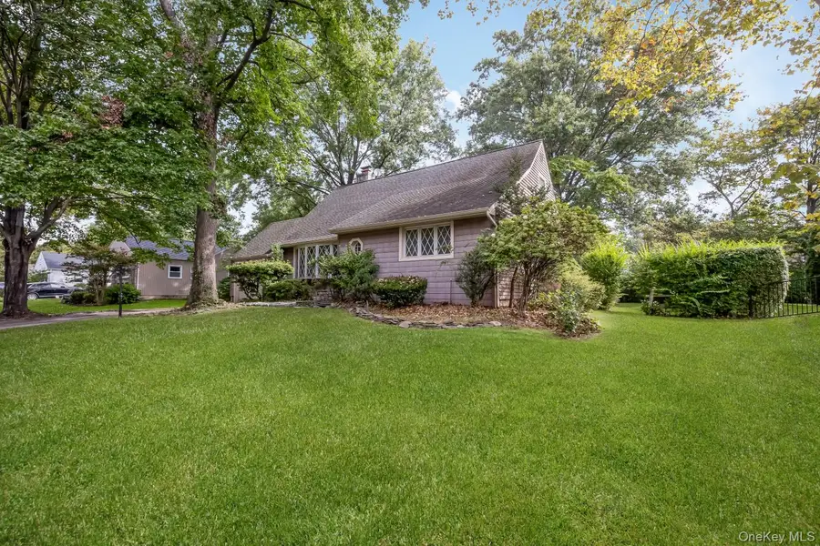 34 Midland Road, Roslyn Heights, NY 11577 - Image #3