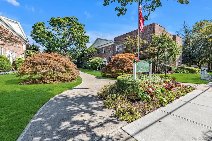 195 N Village Avenue #D4, Rockville Centre, NY 11570 - Image #2