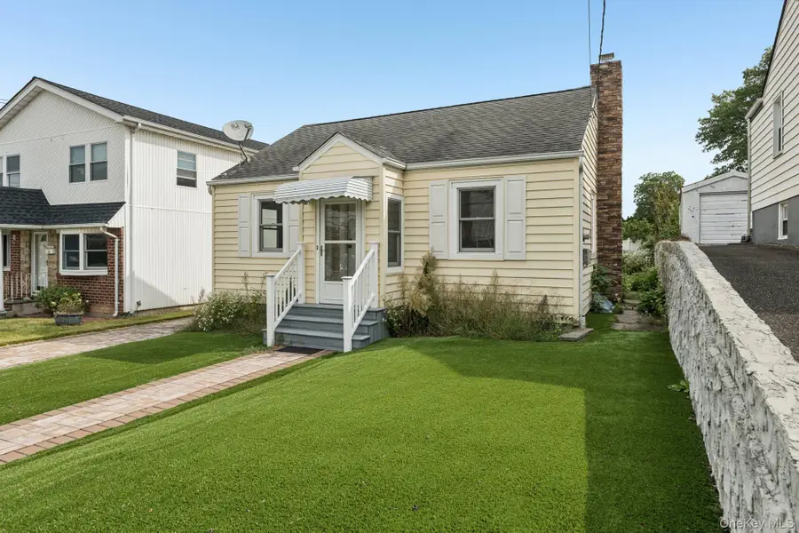 105 Devon Road, Albertson, NY 11507 - Image #2