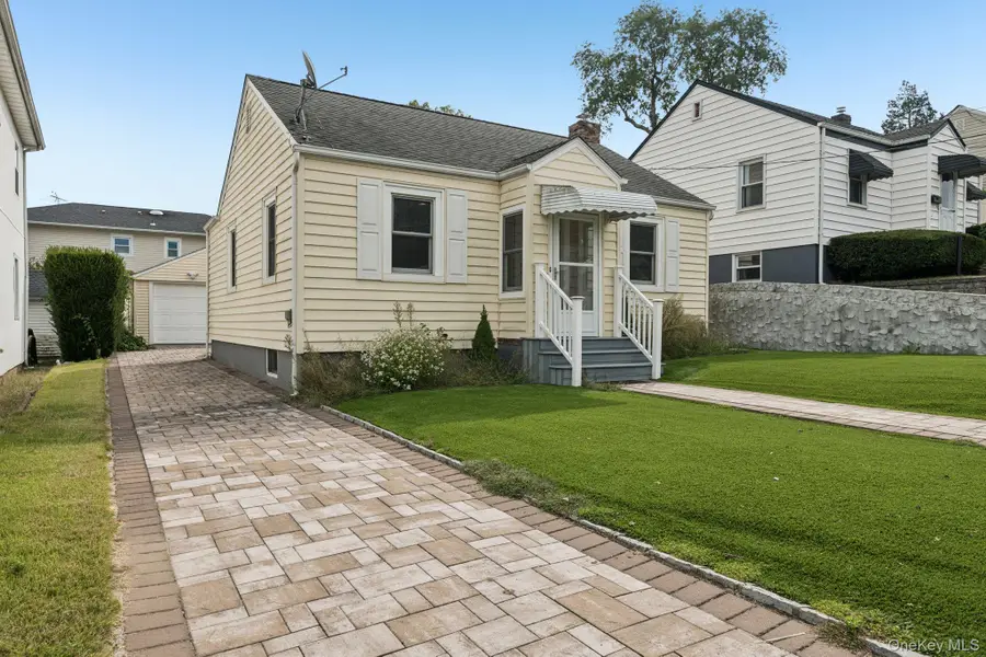 105 Devon Road, Albertson, NY 11507 - Image #3