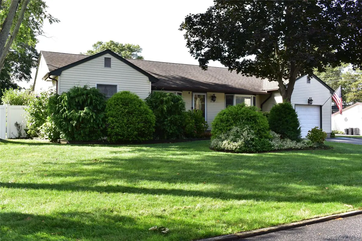 386 Lillian Boulevard, Holbrook, NY 11741 - Image #1