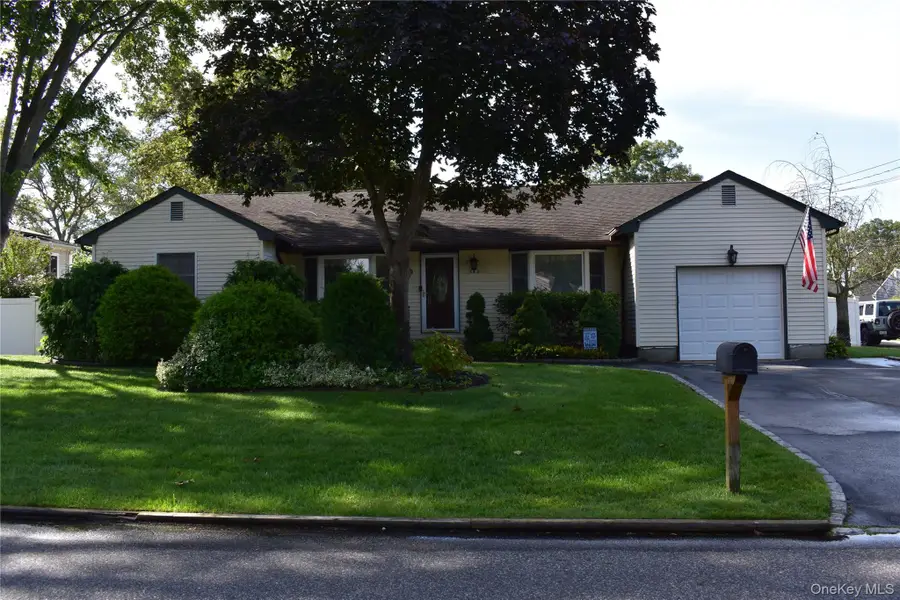 386 Lillian Boulevard, Holbrook, NY 11741 - Image #2