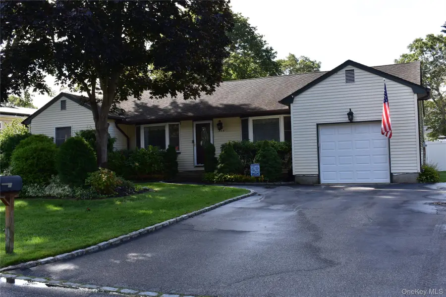 386 Lillian Boulevard, Holbrook, NY 11741 - Image #3