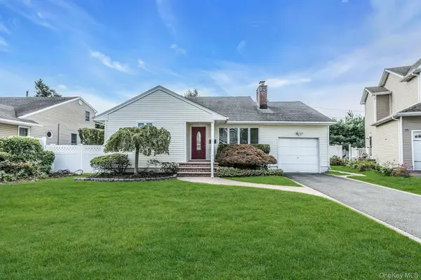 30 Azalea Court, Plainview, NY 11803