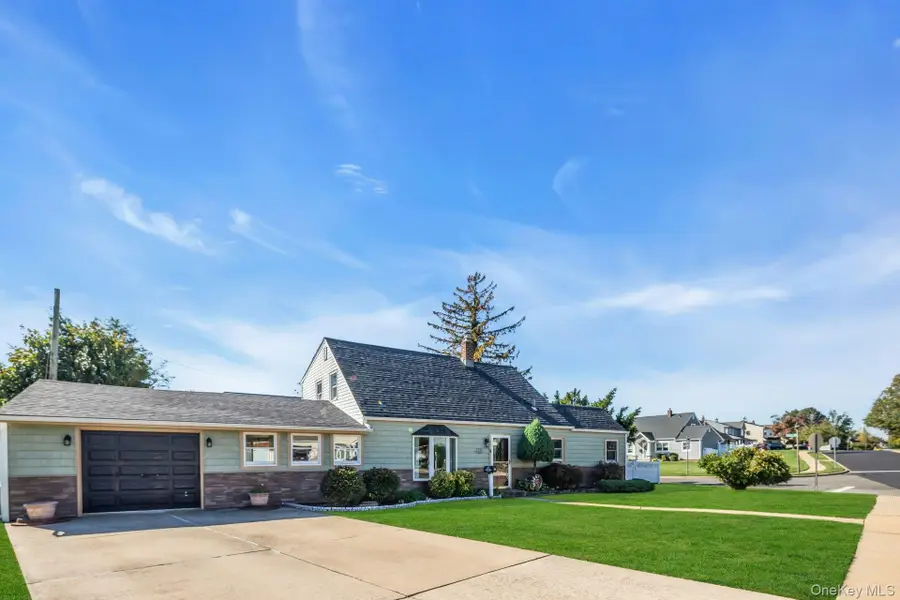 160 Old Farm Road, Levittown, NY 11756 - Image #2