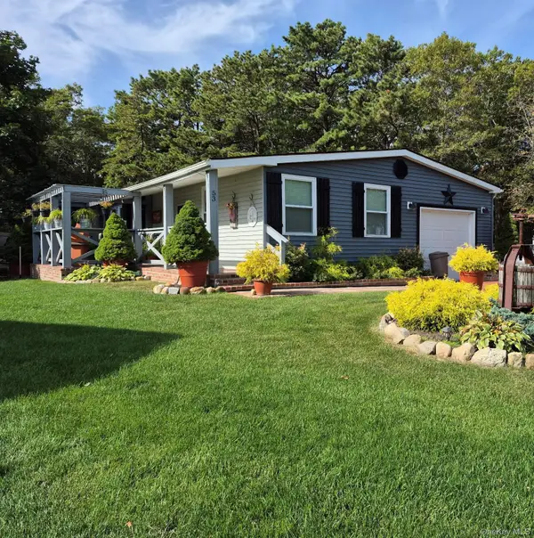 53 Village Circle S, Manorville, NY 11949