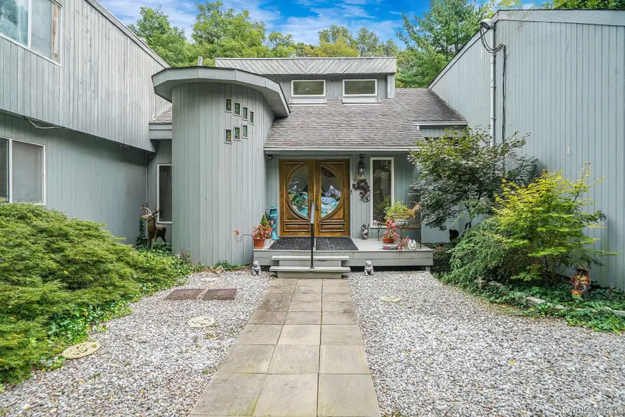 271 Bread And Cheese Hollow Road, Northport, NY 11768 - Image #3