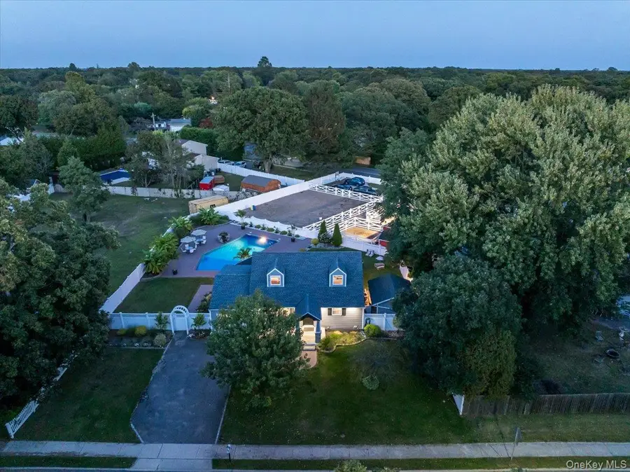 895 Sycamore Avenue, Bohemia, NY 11716 - Image #2