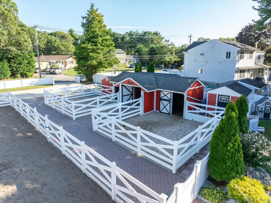 895 Sycamore Avenue, Bohemia, NY 11716 - Image #3