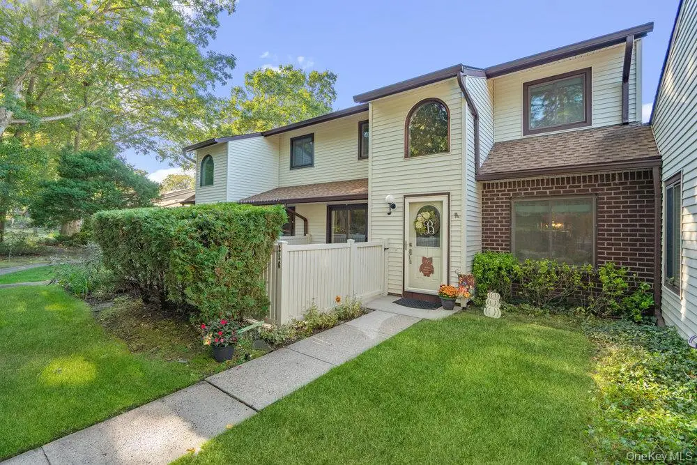 356 Clubhouse Court, Coram, NY 11727 - Image #1