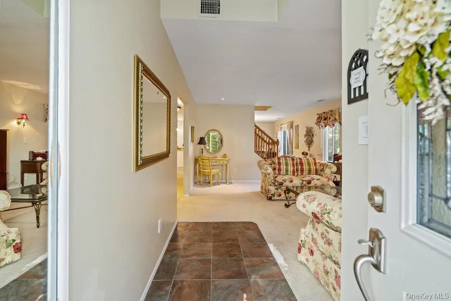 356 Clubhouse Court, Coram, NY 11727 - Image #3