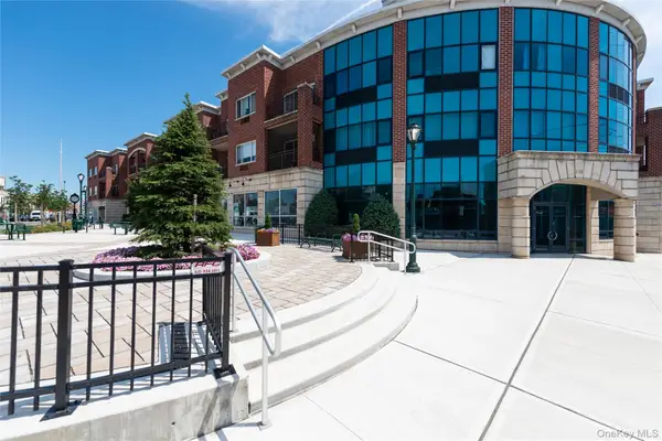 130 Post Avenue #303, Westbury, NY 11590