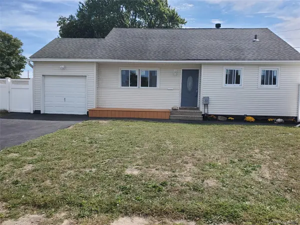 31 W Marine Avenue, Lindenhurst, NY 11757