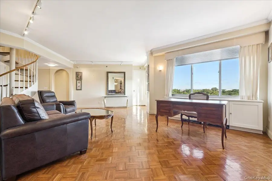 100 Hilton Avenue #907, Garden City, NY 11530 - Image #3